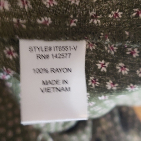 5/$30 NWOT IRIS V Neck Button front top - Picture 6 of 7